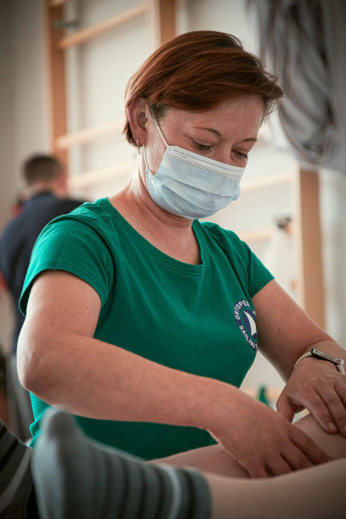 mgr fizjoterapii Katarzyna Bagdzion podczas pracy z pacjentem w Orotpedika Rehabilitacja Gdańsk